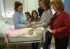La Delegada del Gobierno ha entregado la aceituna de plata de la Junta a las dos mujeres que dieron a luz ayer en el Materno-Infantil de Jaén