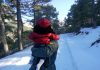 La Guardia Civil, auxilia a una familia atrapada con su vehículo en la nieve