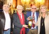 El Ayuntamiento de Carboneros, la Fundación ‘Lumiere’ y la Cooperativa San Eulogio entregan 300 litros de aceite al Padre Ángel