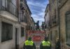 Un golpe de aire deja encerrado en el interior de la vivienda a un menor de 2 años