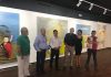 El presidente de la Diputación inaugura la exposición “Un cuento chino” en Cabra del Santo Cristo
