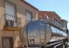 Los vecinos de El Condado continúan suministrándose de agua en camiones
