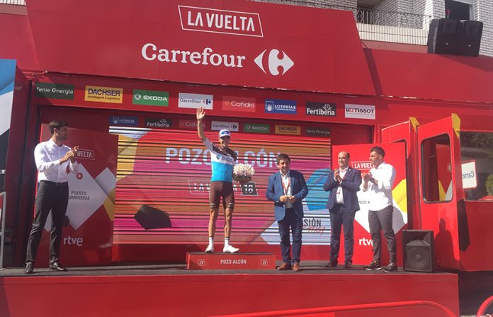 Reyes entrega el trofeo al ganador de la etapa con meta en Pozo Alcón
