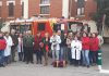El centro de salud ‘Los Marqueses’ de Linares realiza un simulacro de incendios Durante 2019 cinco centros del Área Sanitaria Jaén Norte han realizado un simulacro de emergencia y evacuación para preparar a sus profesionales ante un posible incidente El Área de Gestión Sanitaria Norte de Jaén ha realizado un simulacro de emergencia y evacuación en el centro de salud ‘Los Marqueses’ de Linares, en el que se simuló un incendio en un vestuario de los profesionales del centro. El simulacro contó con la colaboración del Servicio de Protección y Extinción de Incendios (SPEIS) de Linares, Policía Local de Linares, 112 y el personal del centro sanitario. La totalidad de centros del Área Sanitaria cuenta con planes propios de emergencias y autoprotección. La planificación de esta serie de simulacros se enmarca en un programa para actualizarlos incorporando las últimas novedades de la legislación vigente. Previamente, el personal ha asistido a diferentes sesiones teórico-prácticas de formación para contar con toda la preparación necesaria a fin de afrontar estas posibles situaciones. Durante el año 2019 han sido 5 los centros sanitarios del Área Norte de Jaén en los que se han realizado simulacros: Hospital Universitario San Agustín, y centros de salud de La Carolina, Santisteban del Puerto, San José y Los Marqueses. Este simulacro ha formado parte de las actividades programadas para la Semana de Prevención de Incendios 2019 que cada año organiza el Ayuntamiento de Linares, la Fundación MAPFRE y la APTB. Desarrollo del simulacro Ante la imposibilidad de extinguir el fuego con los medios propios, se da la orden de evacuación del centro y se avisa al 112. Así, los equipos de intervención del centro evacúan al resto de profesionales. Todos los profesionales evacuados (unas 30 personas) acuden al punto de encuentro estipulado en el plan, mientras llega la ayuda externa. A la llegada de Bomberos, el Jefe de Intervención informa de la situación y de las actuaciones efectuadas hasta el momento. Una vez evacuada la zona, culminadas las tareas de extinción por parte de los bomberos y evaluadas las condiciones del edificio por un técnico competente, se procedió a la ventilación del edificio y se declaró el fin de la emergencia procediendo a restablecer la actividad con normalidad.