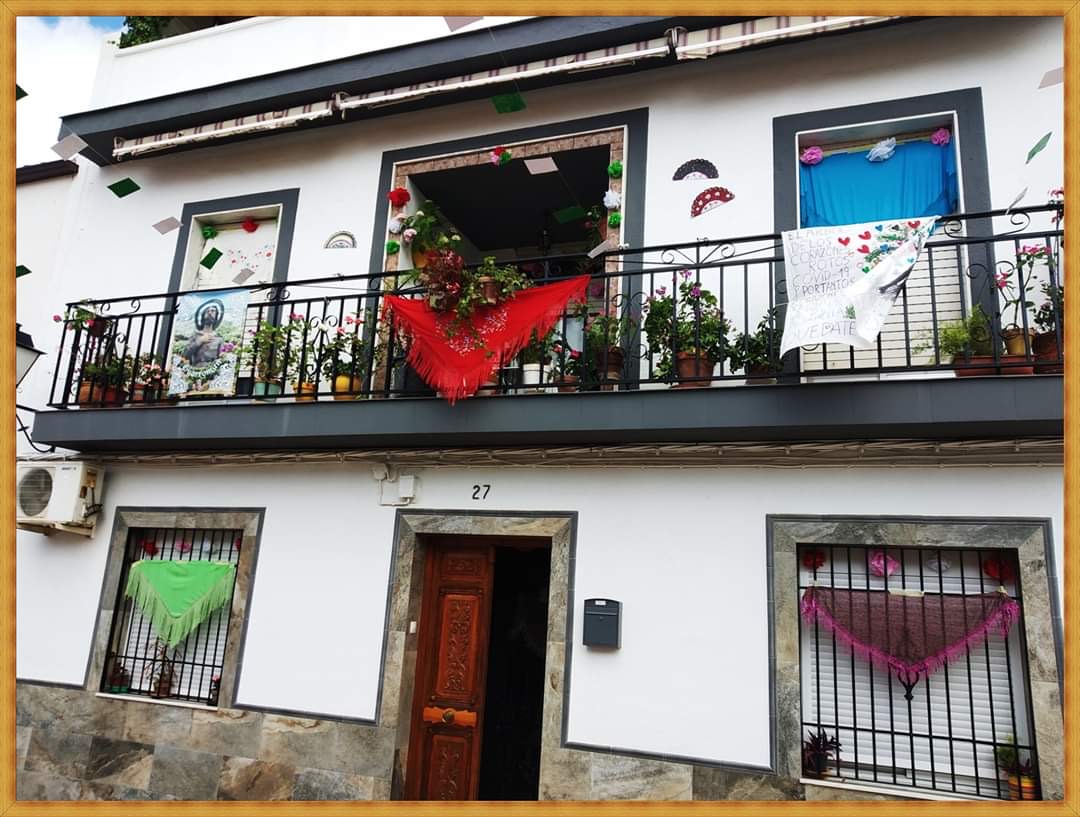 Engalanamiento De Balcones En Guarroman En Honor De San Isidro