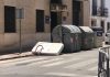 Abandonan colchones junto a un contenedor