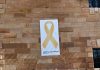 El Ayuntamiento de La Carolina coloca un lazo dorado para concienciar sobre el cáncer infantil