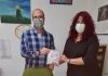 El Ayuntamiento de Baños de la Encina entrega mascarillas reutilizables al colegio de la localidad