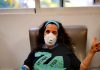 El Centro de Transfusión de Jaén realizará 14 colectas hasta final de octubre Trinidad Rus destaca la importancia de donar sangre como “un acto generoso que da vida” El Centro de Transfusión Sanguínea de Jaén realizará hasta finales del mes de octubre un total de 14 salidas a diversos municipios de la provincia, con el objetivo de mantener el abastecimiento de hemoderivados en los centros sanitarios, en concreto a los municipios de Úbeda, Villanueva de la Reina, Martos, Alcaudete, Iznatoraf, Mengíbar, Las Infantas, Castellar, Beas de Segura, Garcíez, Begíjar y Entrecaminos, en la capital. El total de salidas este mes es de 42. En este sentido, la delegada territorial de Salud y Familias, Trinidad Rus, ha destacado “la generosidad de los donantes de Jaén, así como el trabajo incansable de las hermandades de donantes de la provincia, para seguir manteniendo este elemento indispensable para el mantenimiento de la actividad quirúrgica, un acto generoso que da vida”. Al respecto, la delegada territorial incide en que “una donación de sangre dura 15 minutos, es un proceso seguro”. Además de la donación, el centro tiene encomendada la transfusión sanguínea, la Medicina Transfusional, las aféresis terapéuticas y la elaboración de los componentes sanguíneos para uso no transfusional: colirios de suero autólogo, soluciones de infiltración intraarticular de plasma rico en plaquetas. Estos componentes, conocidos como plasma rico en plaquetas, tratan de aprovechar las propiedades regenerativas y antiinflamatorias de las plaquetas para la regeneración de los tejidos. Jaén dispone de ellos desde el año 2007, siendo uno de los centros pioneros en España en la producción y utilización de estos productos. De ellos se procura que se beneficien todos los pacientes de la provincia, ya que se presta asistencia al Hospital de Jaén, a los hospitales comarcales de Úbeda y Linares, a las Agencias y a la Atención Primaria. Los beneficios clínicos de estos tratamientos son muy notables en problemas oftalmológicos, principalmente en el ojo seco, y en la degeneración del globo ocular, ya que contribuyen a la regeneración de la capa córnea. Mejora a pacientes Las infiltraciones articulares de este plasma rico en plaquetas son un potente antiinflamatorio-analgésico en el dolor por artritis; en algunos pacientes retrasa la colocación de una prótesis de rodilla, por lo que también se contribuye con esto a la reducción de la lista de espera, y en lesiones deportivas incipientes pueden regenerar el cartílago. El Centro de Transfusión, Tejidos y Células de Jaén es un servicio de soporte para toda la provincia que se encarga de garantizar que haya componentes sanguíneos disponibles para todos los pacientes, y así cubrir las necesidades de los enfermos de hematología, de oncología, la actividad quirúrgica creciente o los trasplantes. Posee la infraestructura, los sistemas de calidad (recién renovados ISO 9001:2015, o la acreditación por la Agencia de Calidad Sanitaria de Andalucía), los profesionales altamente cualificados, la informatización suficiente para avanzar en la Medicina Transfusional y la Hemoterapia, y afrontar los retos que plantea la atención a los pacientes.
