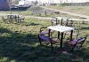 Colocación de varias mesas de ajedrez en parques públicos