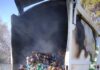 Las cenizas depositadas sin apagar provocan el incendio de un camión de recogida de basura de Resurja en La Carolina
