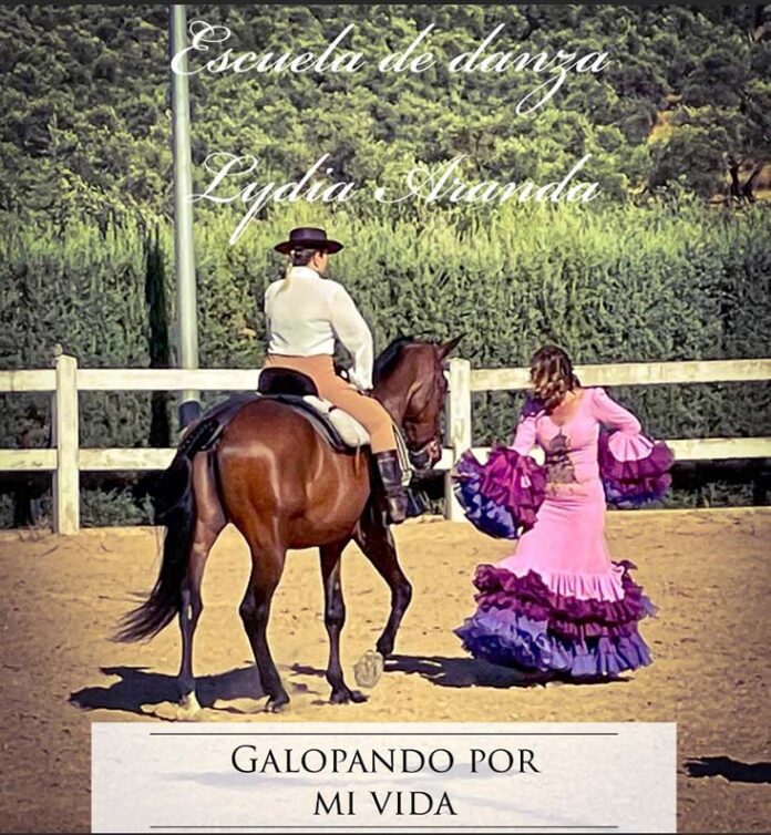 Lydia Aranda en el portico cartel