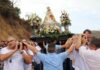 Romeros de la Cofradía de la Virgen de la Cabeza de Bailén llevando la imagen