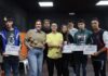 Entrega los certificados de participación del curso inicial de Dj