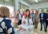 Auxi Del Olmo, en Linares, vota arropada de los líderes del partido