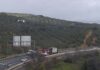 Imágenes del camión volcado y retirado de la autovía este viernes