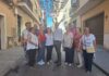 Colocación de toldos de ganchillo artesanales en la calle El Santo elaborados por el Centro de Participación Activa