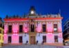 La fachada del Ayuntamiento de Bailén se tiñe de rosa para sumarse a la lucha contra el cáncer de mama