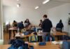 Los alumnos del PEF de Artesanía regalan cerámica a los establecimientos adheridos a la Campaña de Comercio