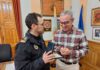 El alcalde recibe al Inspector Jefe de la Policía Local tras ser reconocido por la Junta de Andalucía
