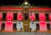 La fachada del Ayuntamiento se ilumina de rojo para conmemorar el cumpleaños del Rey Felipe VI