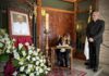 Auxi del Olmo, alcaldesa de Linares, firma en el libro de Condolencias por la muerte del Papa Francisco