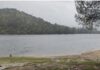 Bernal destaca la Bandera Azul de la playa del embalse del Encinarejo como apuesta por un turismo de calidad y sostenible
