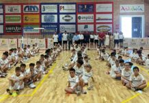 Entrega de diplomas a los participantes en el Campus de la Fundación Real Madrid en Mengíbar