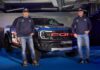 Carlos Sainz junto con «el jiennense» Lucas Cruz y el Ford Raptor T1+, a punto para el Dakar 2026