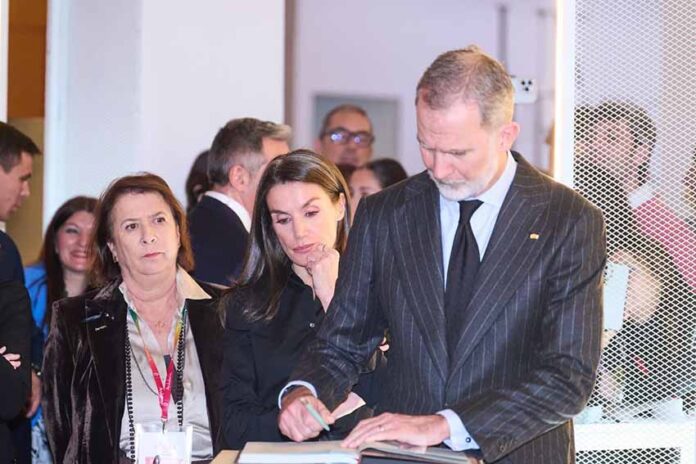 FITUR 2026 El Rey firma en libro de condolencias