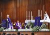 El obispo de Córdoba ha presidido la misa este domingo en Adamuz, en la Caseta Municipal, donde se han concentrado más de setecientas personas