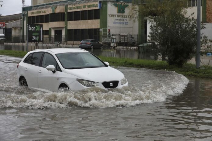 TORMENTA EN ANDALUCIA coche agua