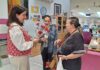 Bailén celebra el Día del Libro regalando flores en la Biblioteca Municipal Baécula