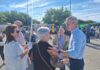 Reparto de propaganda electoral en el mercadillo de Bailén