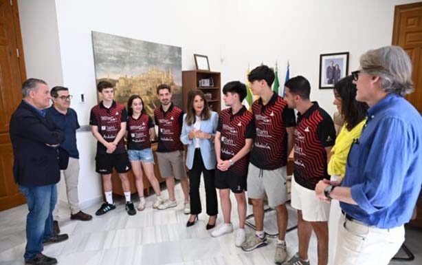 La alcaldesa recibe y felicita al Tecnigen Linares por su ascenso a Superdivisión de Tenis de Mesa