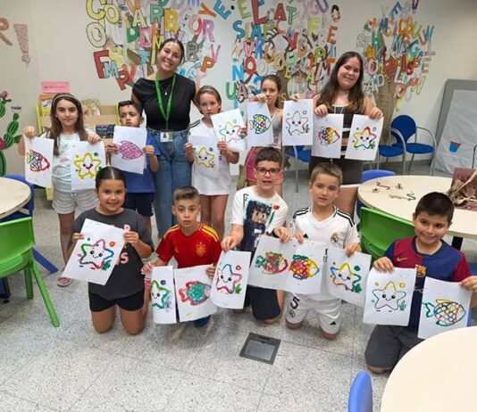 Los pequeños artistas disfrutan del taller infantil ‘Pintamos con Sal’ en la Biblioteca Municipal Baécula e Bailén