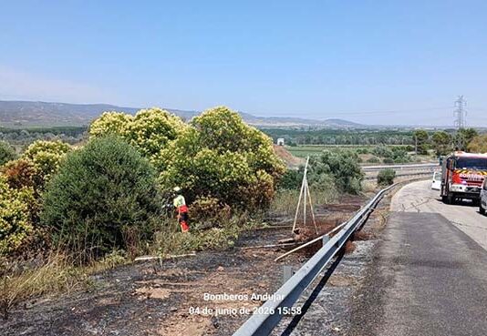 Los Bomberos de Andújar sofocan un incendio en la autovía A-4