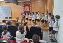 Alumnos del Colegio Sagrado Corazón presentan al alcalde su proyecto ‘Bailén sobre ruedas. Patinetes con normas’