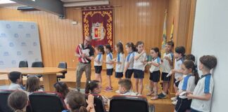 Alumnos del Colegio Sagrado Corazón presentan al alcalde su proyecto ‘Bailén sobre ruedas. Patinetes con normas’