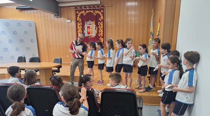 Alumnos del Colegio Sagrado Corazón presentan al alcalde su proyecto ‘Bailén sobre ruedas. Patinetes con normas’