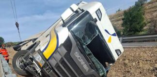 Muere un hombre al volcar un camión en la autovía A-4 en Villanueva de la Reina