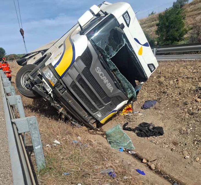 Camion accidentado en la Nacional IV Bomberos