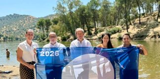 La playa de El Encinarejo consolida su atractivo como destino de interior con el distintivo de bandera azul