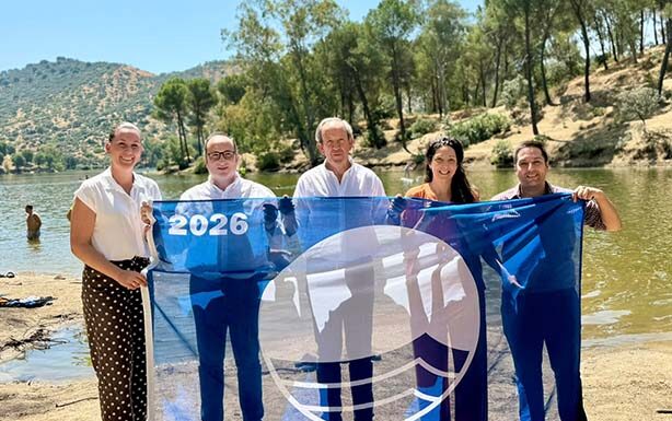 La playa de El Encinarejo consolida su atractivo como destino de interior con el distintivo de bandera azul