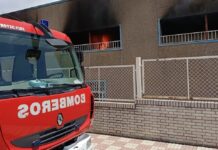 Incendio de un piso en La Carolina que obliga al desalojo preventivo de un bloque de viviendas sin daños personales