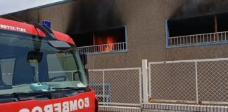 Incendio de un piso en La Carolina que obliga al desalojo preventivo de un bloque de viviendas sin daños personales