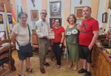 El Ayuntamiento de Bailén recibe una placa conmemorativa de AJDEM por su 30.º Aniversario