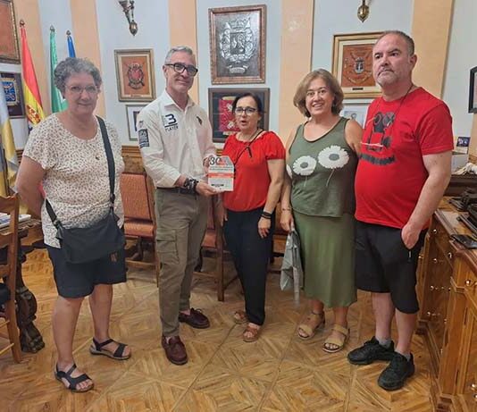 El Ayuntamiento de Bailén recibe una placa conmemorativa de AJDEM por su 30.º Aniversario