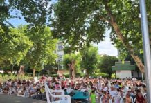 La magia de Peneque llenó de ilusión la Plaza Blas Infante