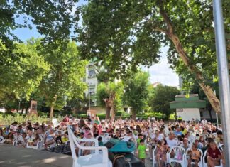 La magia de Peneque llenó de ilusión la Plaza Blas Infante